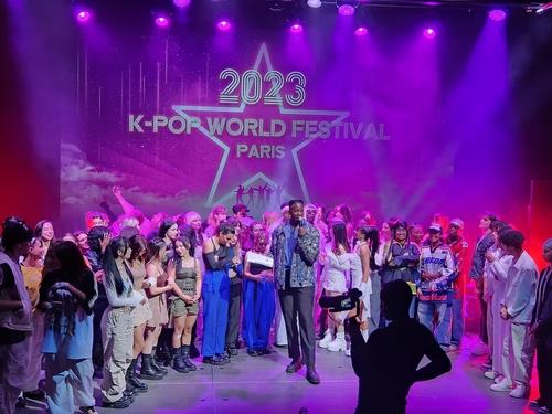 Los participantes de la competencia de "cover dance" de K-pop, organizada por el Centro Cultural Coreano en Francia, están reunidos esperando la entrega de premios del concurso, celebrado, el 21 de octubre de 2023 (hora local), en París.