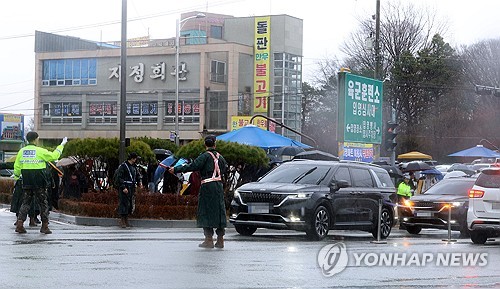 La foto, tomada el 11 de diciembre de 2023, muestra un monovolumen negro, que transporta a los miembros de BTS, entrando en un campamento de entrenamiento militar en Nonsan, en la provincia de Chungcheong del Sur.