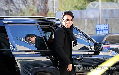 El actor Lee Sun-kyun llega, el 23 de diciembre de 2023, a la Agencia de Policía Metropolitana de Incheon, a unos 30 kilómetros al oeste de Seúl, para su tercer interrogatorio por presunto abuso de drogas.