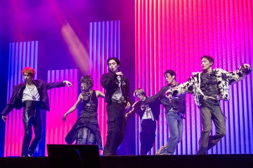 El grupo masculino de K-pop P1Harmony posa ante la cámara durante una actuación especial para los medios de su nuevo álbum de larga duración, "Killin' It", en Seúl (Foto proporcionada por FNC Entertainment. Prohibida su reventa y archivo)