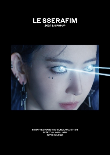 La imagen, proporcionada por Hybe, muestra un póster promocional de la tienda fugaz de la banda de K-pop Le Sserafim. (Prohibida su reventa y archivo) 