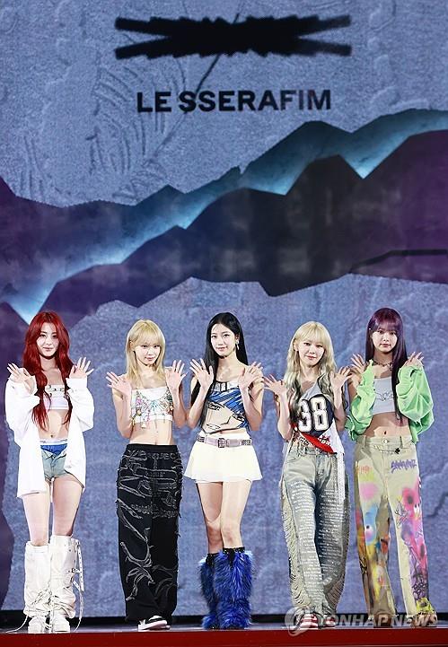 El grupo femenino de K-pop Le Sserafim poses posa ante la cámara durante una actuación especial para los medios de su nuevo álbum "Easy," el 19 de febrero de 2024, en Seúl.
