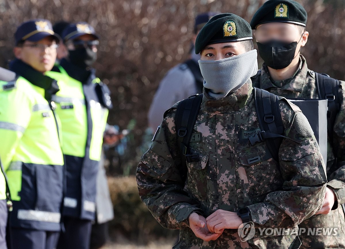 V, de BTS, se traslada hacia una nueva unidad tras concluir su entrenamiento básico, el 8 de febrero de 2024, en la estación de trenes de Chuncheon, a 75 kilómetros al este de Seúl. 