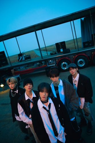 La imagen, proporcionada por BigHit Music, muestra una foto promocional del sexto EP del grupo masculino de K-pop Tomorrow X Together, "minisode 3: Tomorrow". (Prohibida su reventa y archivo)