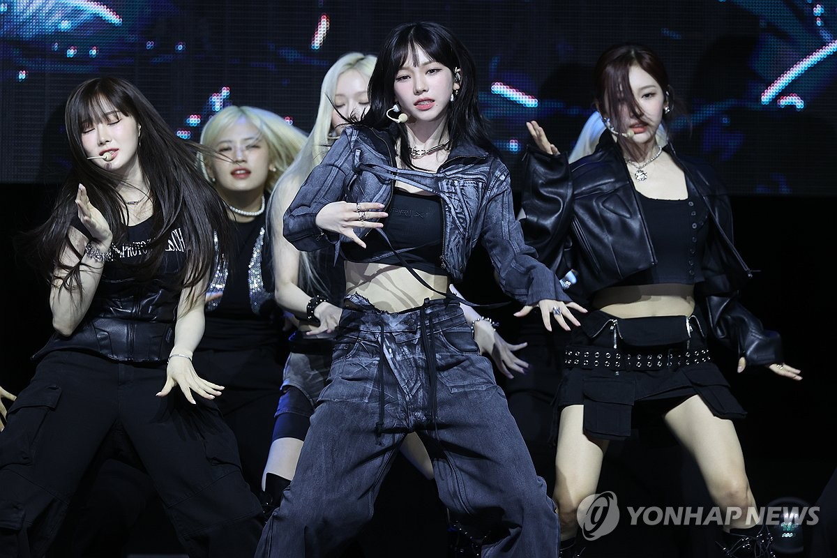El grupo femenino de K-pop aespa realiza una actuación durante un evento promocional para conmemorar el lanzamiento de su primer álbum de larga duración, "Armageddon", celebrado, el 27 de mayo de 2024, en el Blue Square de Yongsan, en Seúl.