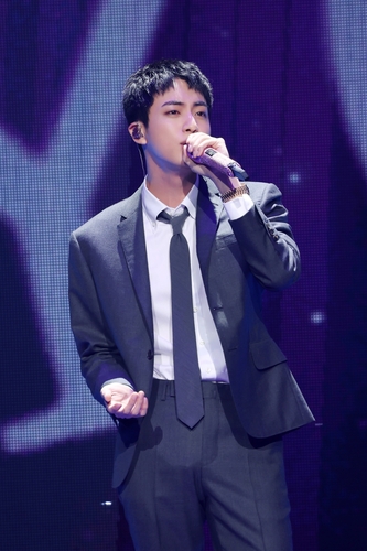 Jin, miembro de BTS, canta durante un evento de encuentro con los fans, celebrado, el 13 de junio de 2024, en el Gimnasio Cubierto de Jamsil, en el sur de Seúl. (Foto proporcionada por BigHit Music. Prohibida su reventa y archivo)
