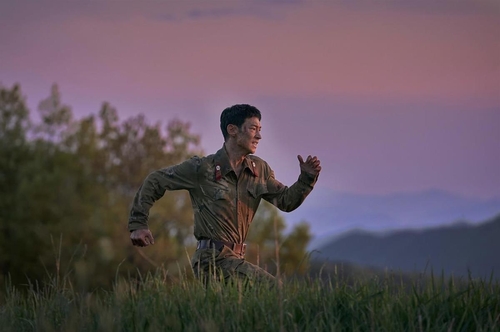 La foto, sin fechar, proporcionada por Plus M Entertainment, muestra al actor surcoreano Lee Je-hoon, en el papel del soldado norcoreano Gyu-nam, en el drama de acción surcoreano "Escape". (Prohibida su reventa y archivo)