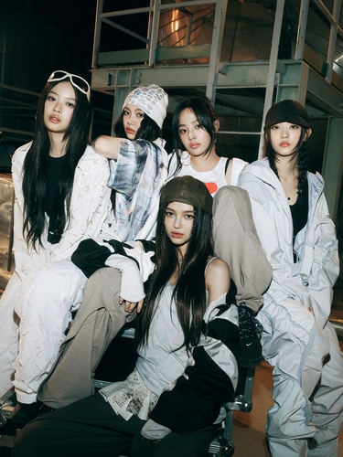 La foto, sin fechar, proporcionada por ADOR, muestra al grupo femenino de K-pop NewJeans. (Prohibida su reventa y archivo)