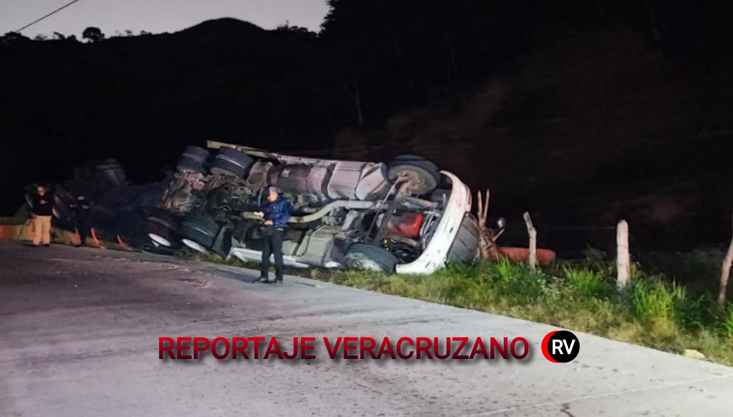 Volcadura de Tráiler en Papantla: Presunto Cansancio del Conductor y Curva Cerrada, Posibles Causas