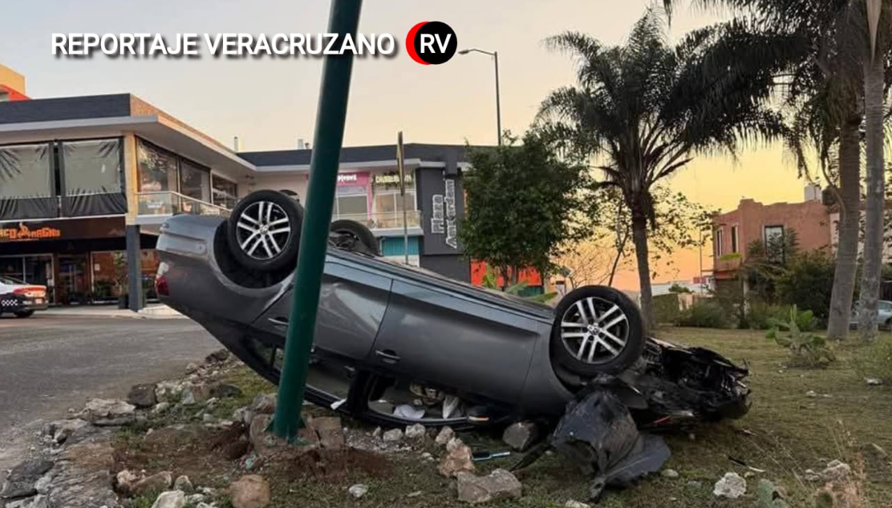 Aparatosa Volcadura en Monte Magno: Detienen a Conductor Presuntamente Ebrio en Xalapa