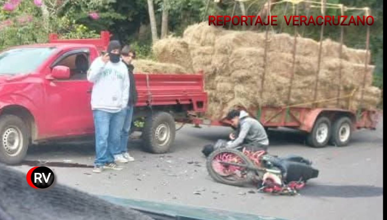 Accidente en Úrsulo Galván deja a motociclista policontundido
