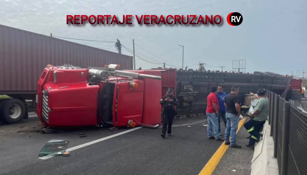 Cierre parcial en la carretera Veracruz-Cardel por volcadura de tráiler; no hay lesionados