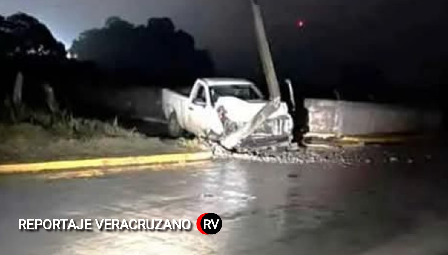 Apagón masivo en Álamo: Camioneta derriba poste y deja a miles sin luz