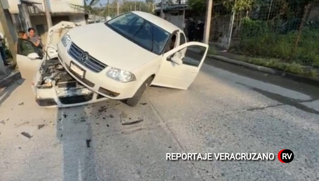 Impactante accidente en Poza Rica: Un Jetta queda encima de un Bora en la colonia Laredo