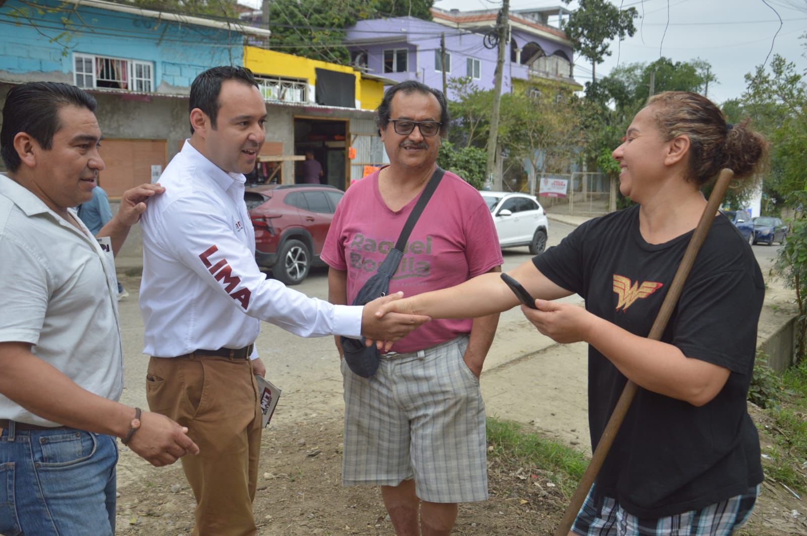 Lima Franco recorre la parcela 47 y lo reciben con alegría