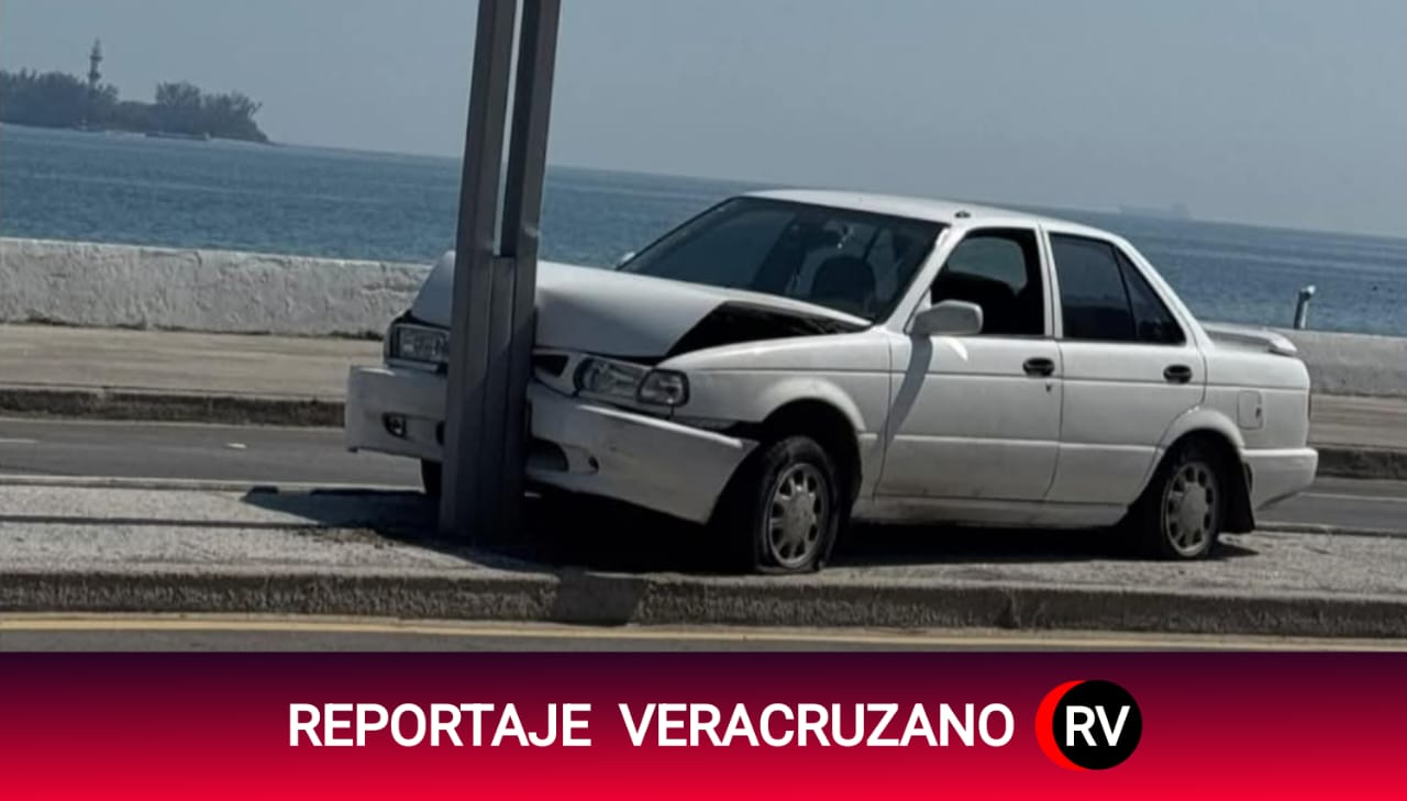 Aparatoso accidente en Boca del Río: Tsuru termina sobre el camellón tras impacto con luminaria