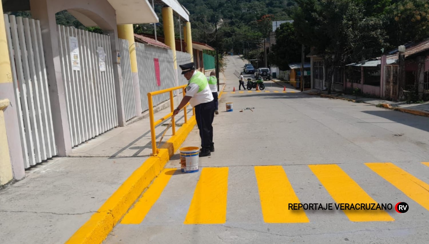 Inician trabajos de balizamiento en escuelas de Tihuatlán para reforzar seguridad vial