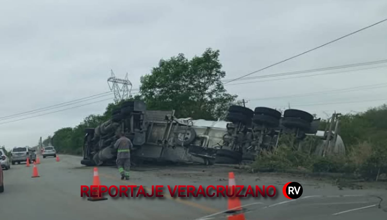 Grave accidente en la carretera Pánuco-Tampico: pipa vuelca cerca de Tamoz