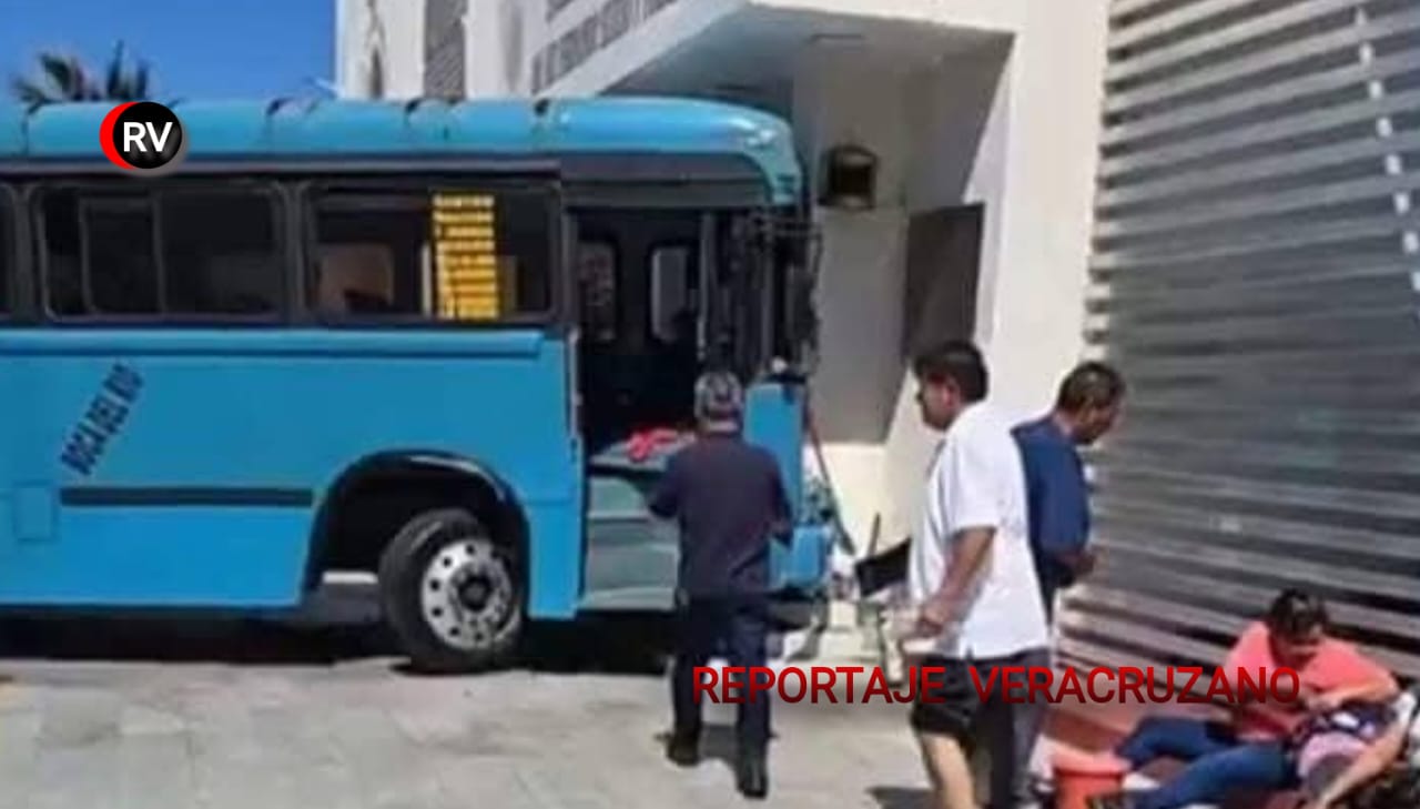 Autobús boqueño se estrella contra la Escuela Náutica Mercante en Veracruz