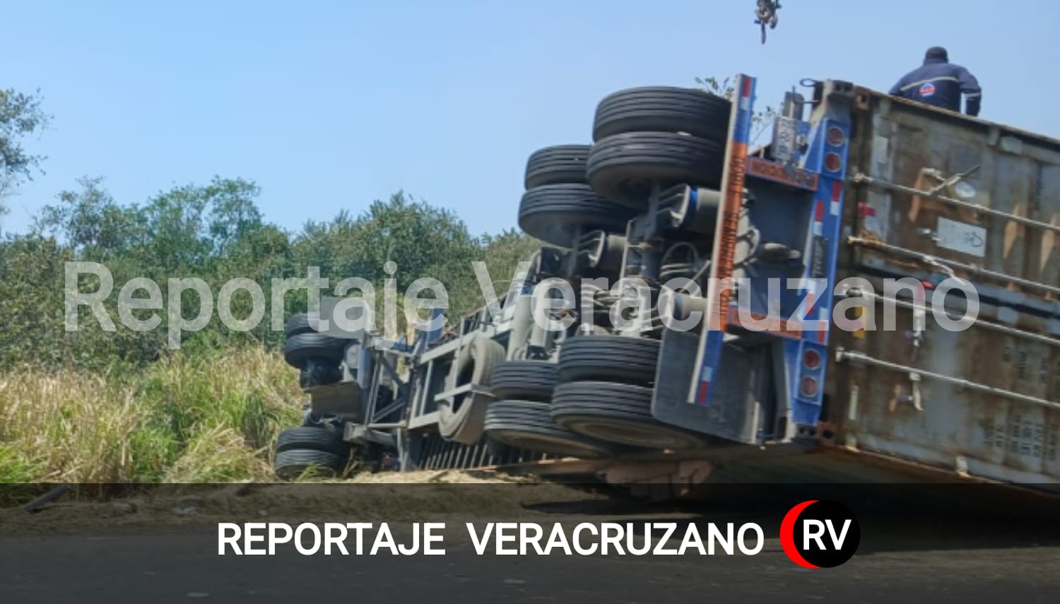 Tractocamión sufre aparatoso accidente en la autopista Naranjos-Tuxpan