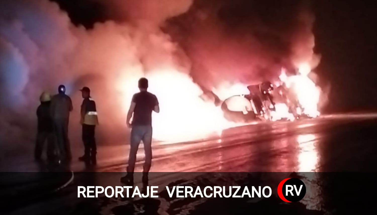 Pipa en llamas desata caos y su conductor huye del lugar en la autopista Totomoxtle-Tihuatlán