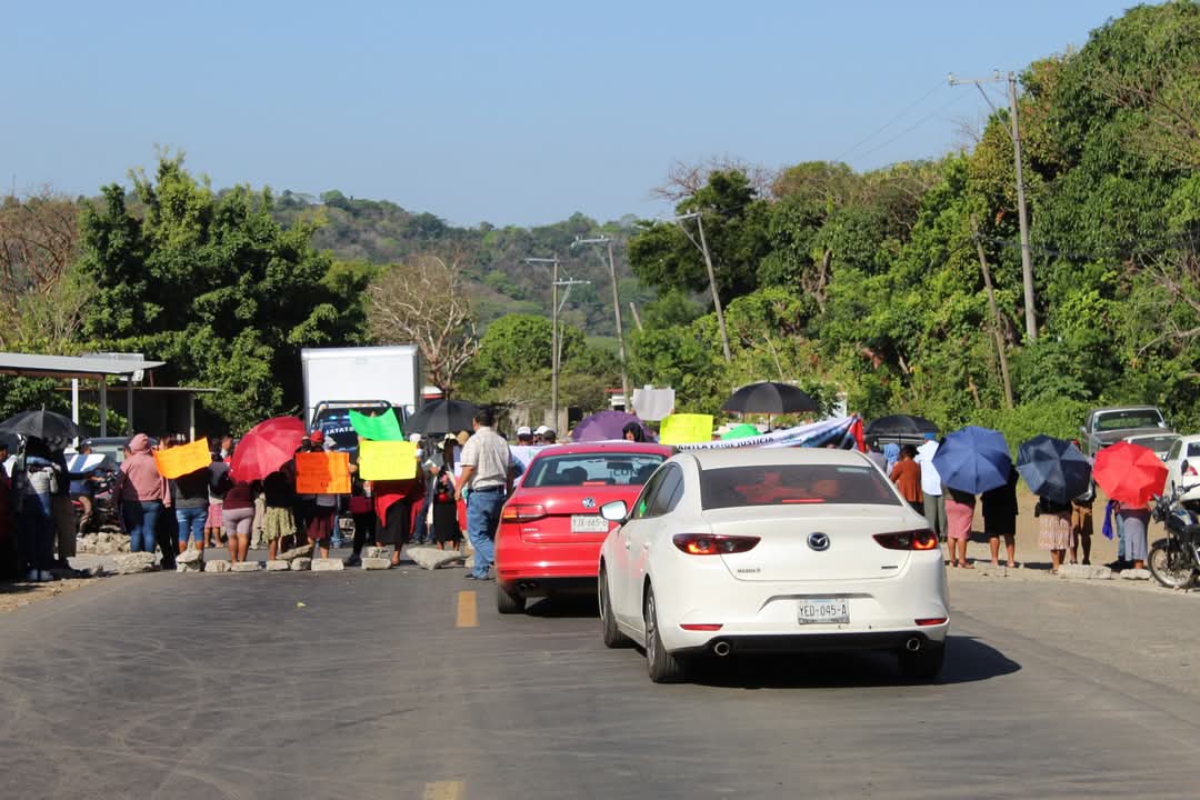 Conflicto sin salida: bloquean carretera federal 180 por disputa interna en el Salto de Eyipantla