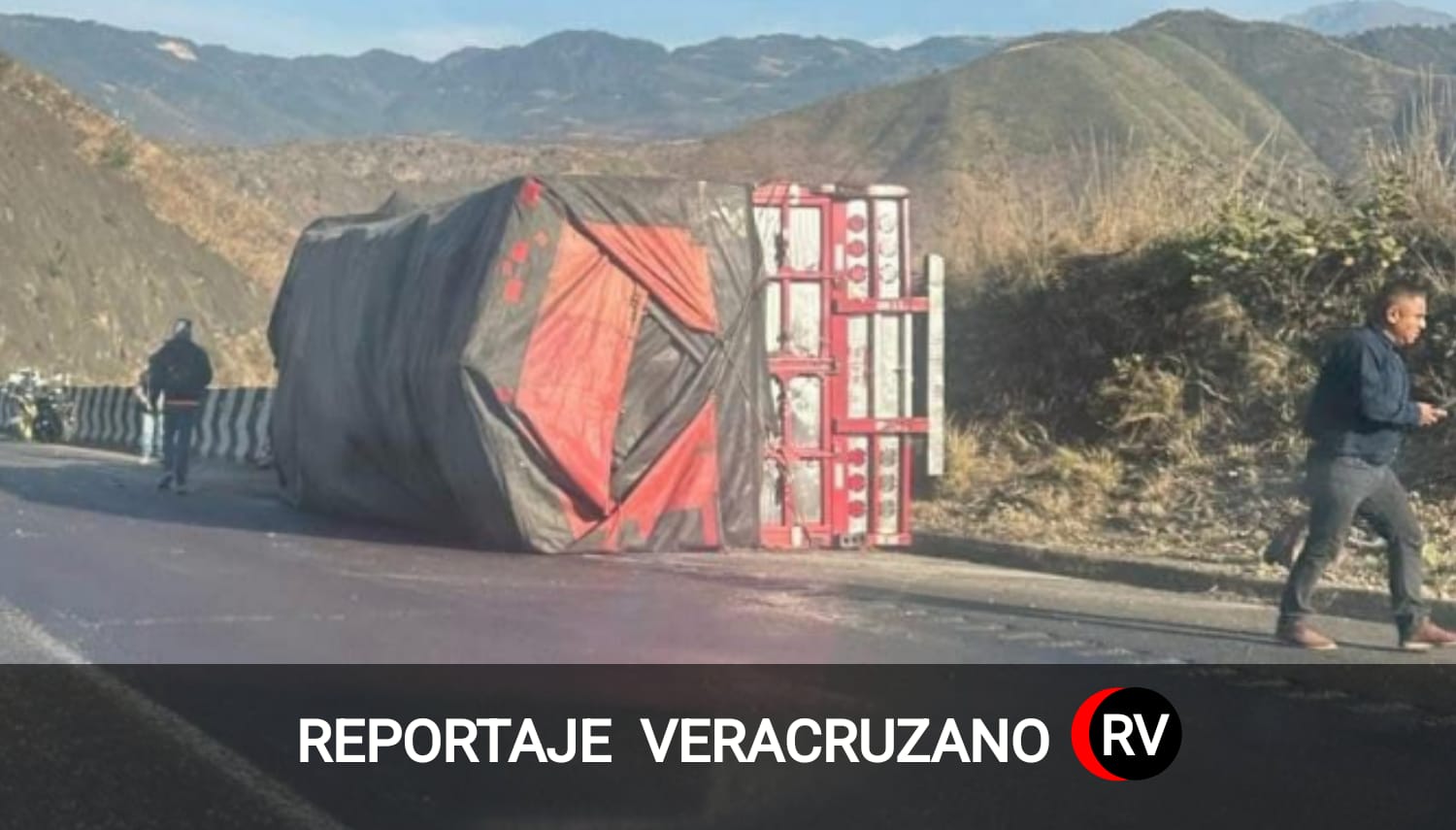 Torton cargado de verduras vuelca en la temida autopista 150D, a la altura de Maltrata