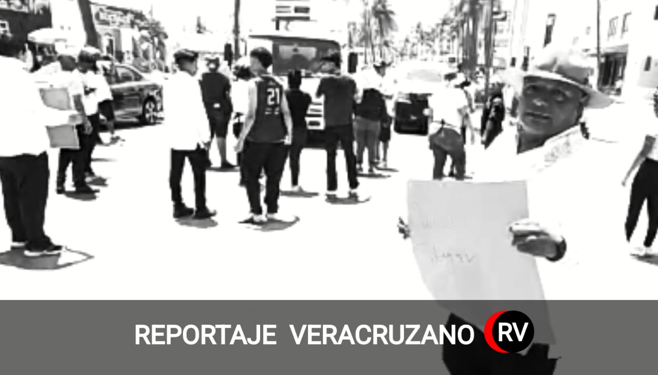 Dueños de palapas en Villa del Mar bloquean bulevar en Veracruz tras amenaza de clausura