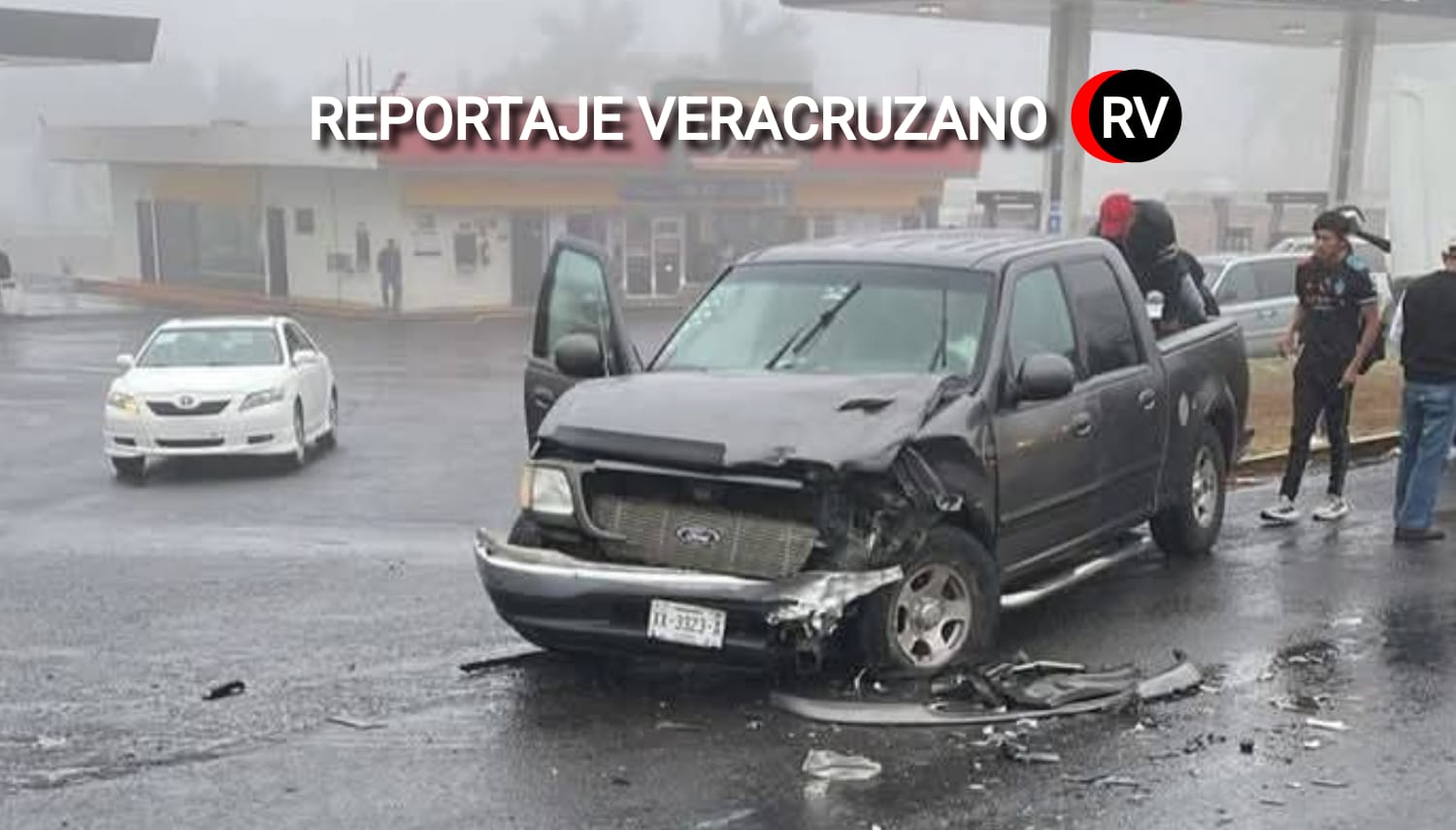 Camioneta resulta severamente dañada tras fuerte choque en Amatlán