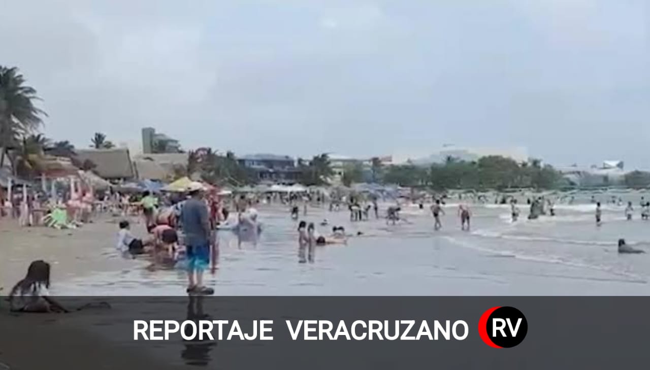 Turistas desafían el Frente Frío 37 en las playas de Veracruz