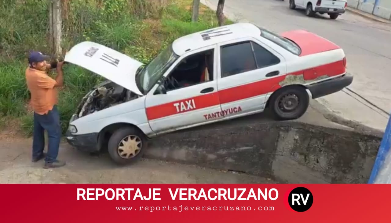 Accidente vial en Tantoyuca: Taxi cae en coladeras del arroyo en la zona centro