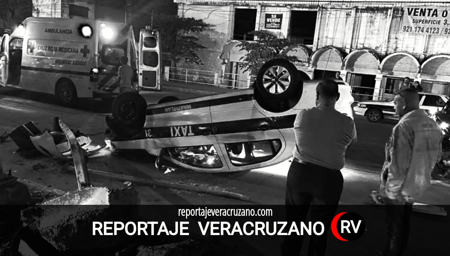 Imprudencia y falta de visibilidad provocan aparatoso accidente en Minatitlán: taxi queda volcado tras impacto contra semáforo