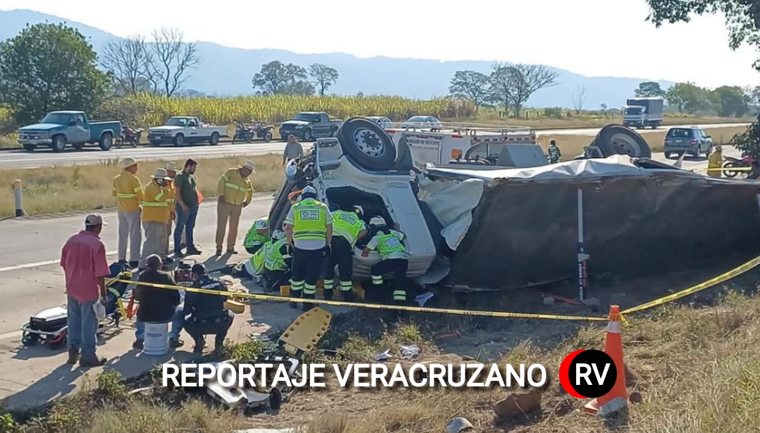 Queda prensado operador de vehículo volcado