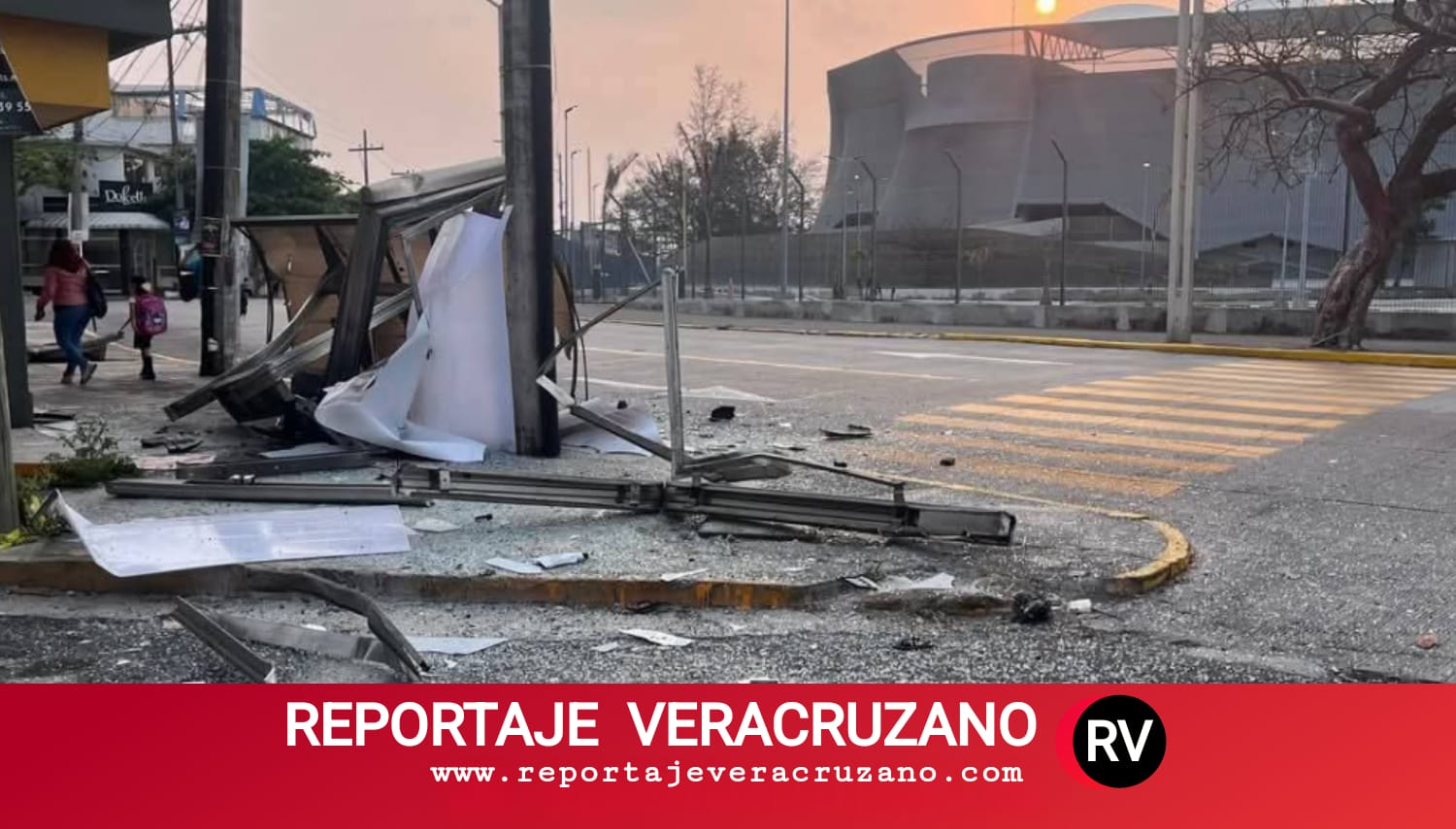 Una pantalla, un segundo, un desastre: imprudencia al volante deja parada de autobús destrozada en Boca del Río