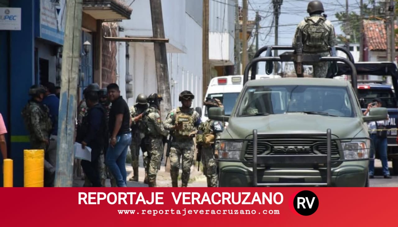 Miedo y plomo en Acayucan: comando armado irrumpe en edificio y ejecuta a un hombre; su pareja sobrevive con fracturas
