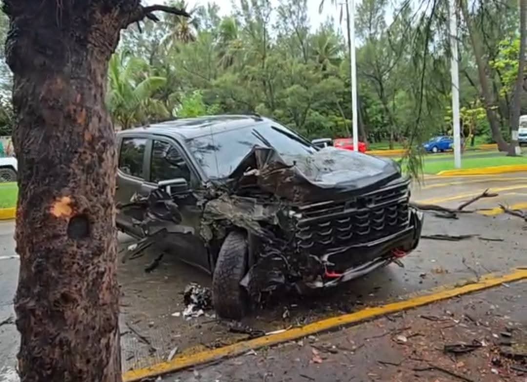 Accidente en el bulevar Fidel Velázquez: auto termina contra un pino frente a la Técnica 130
