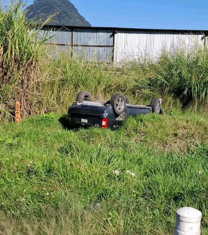 Salida de camino y volcadura en autopista a Orizaba deja varios lesionados