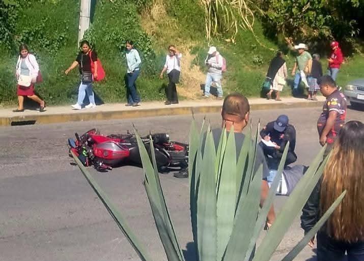 Colisión frontal de motocicletas provoca movilización de emergencia en la Fortín–Huatusco