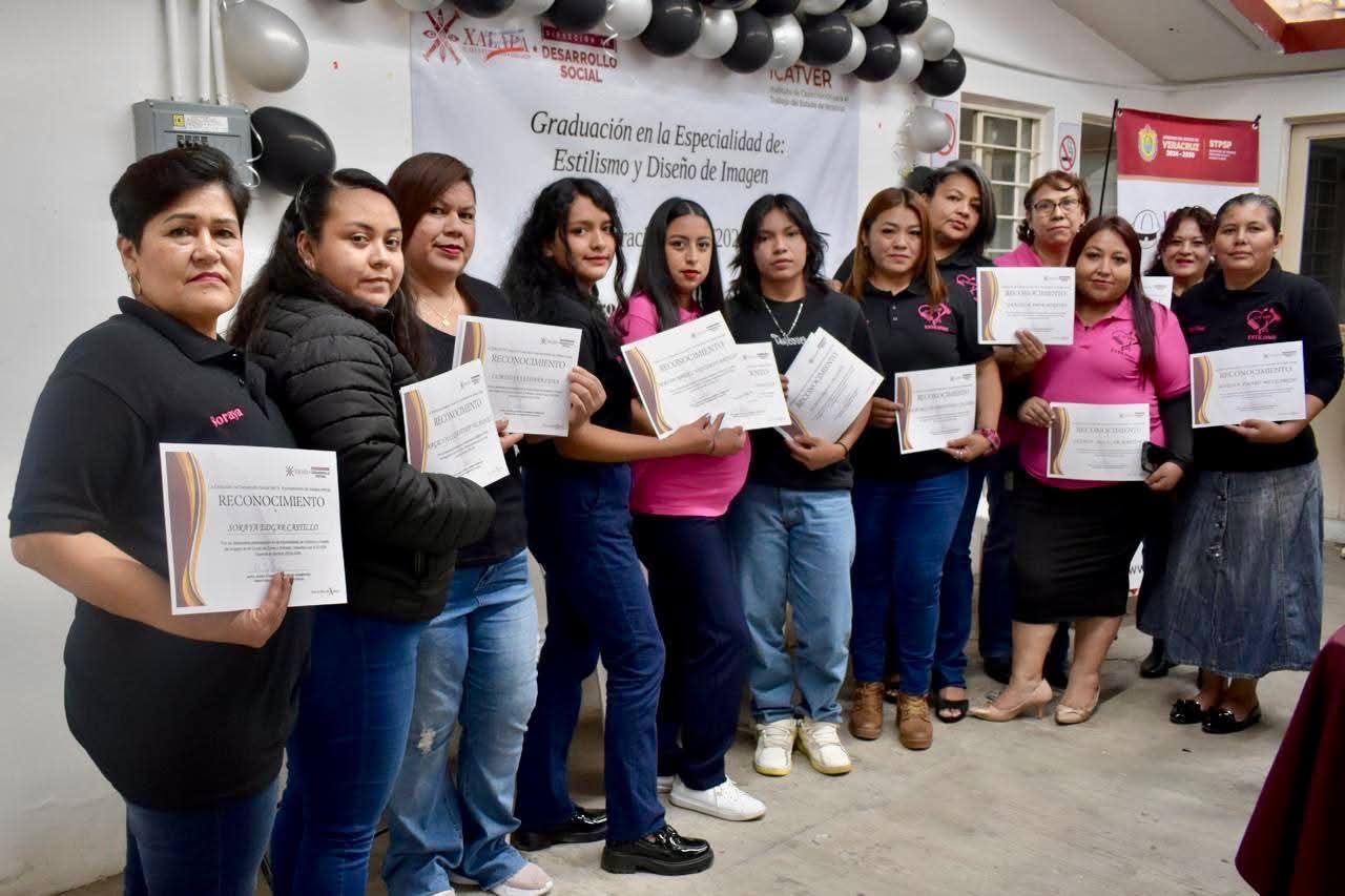 Capacitación con impacto social: egresan 14 xalapeñas de curso de autoempleo en estilismo