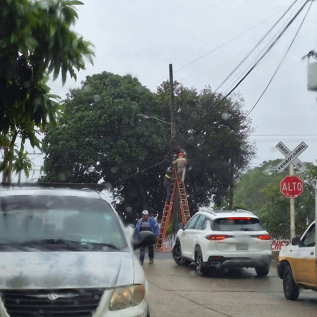 Joven trabajador muere electrocutado durante labores de cableado en Minatitlán