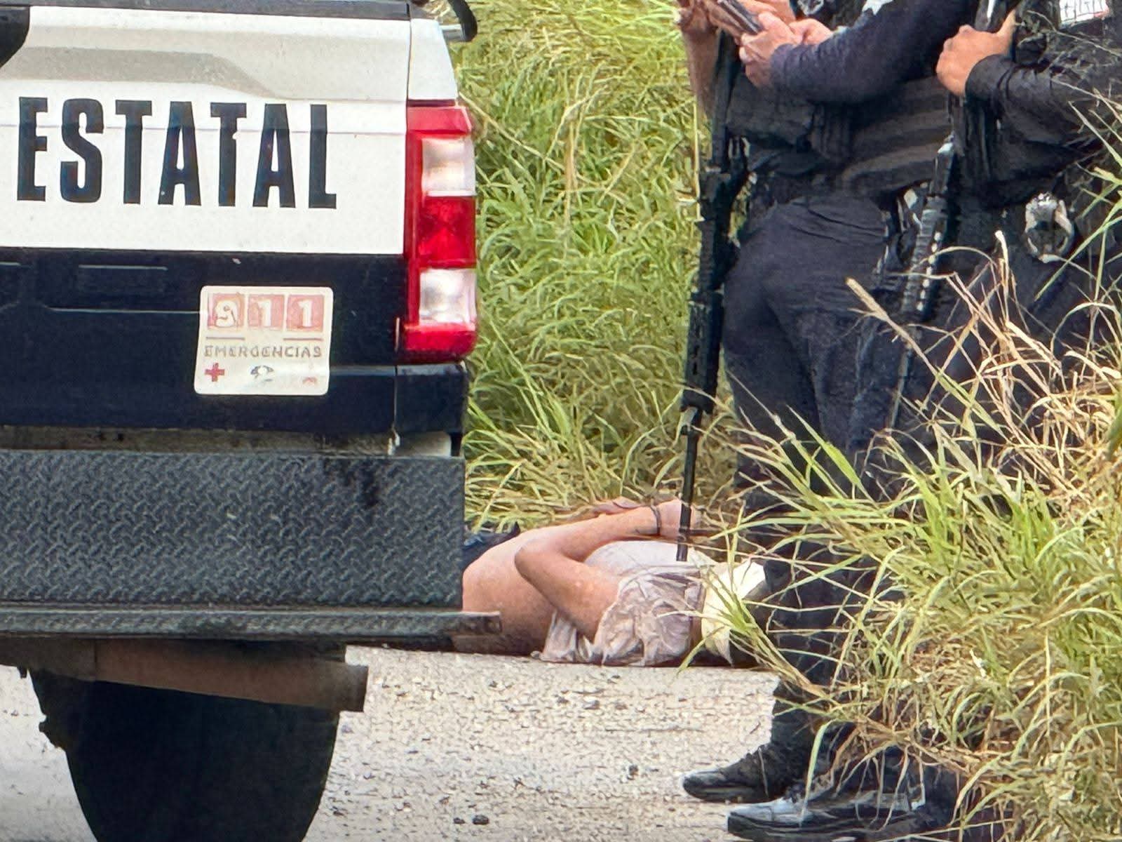 Ejecutan a hombre y abandonan el cuerpo con mensaje criminal en la Transístmica, en Texistepec