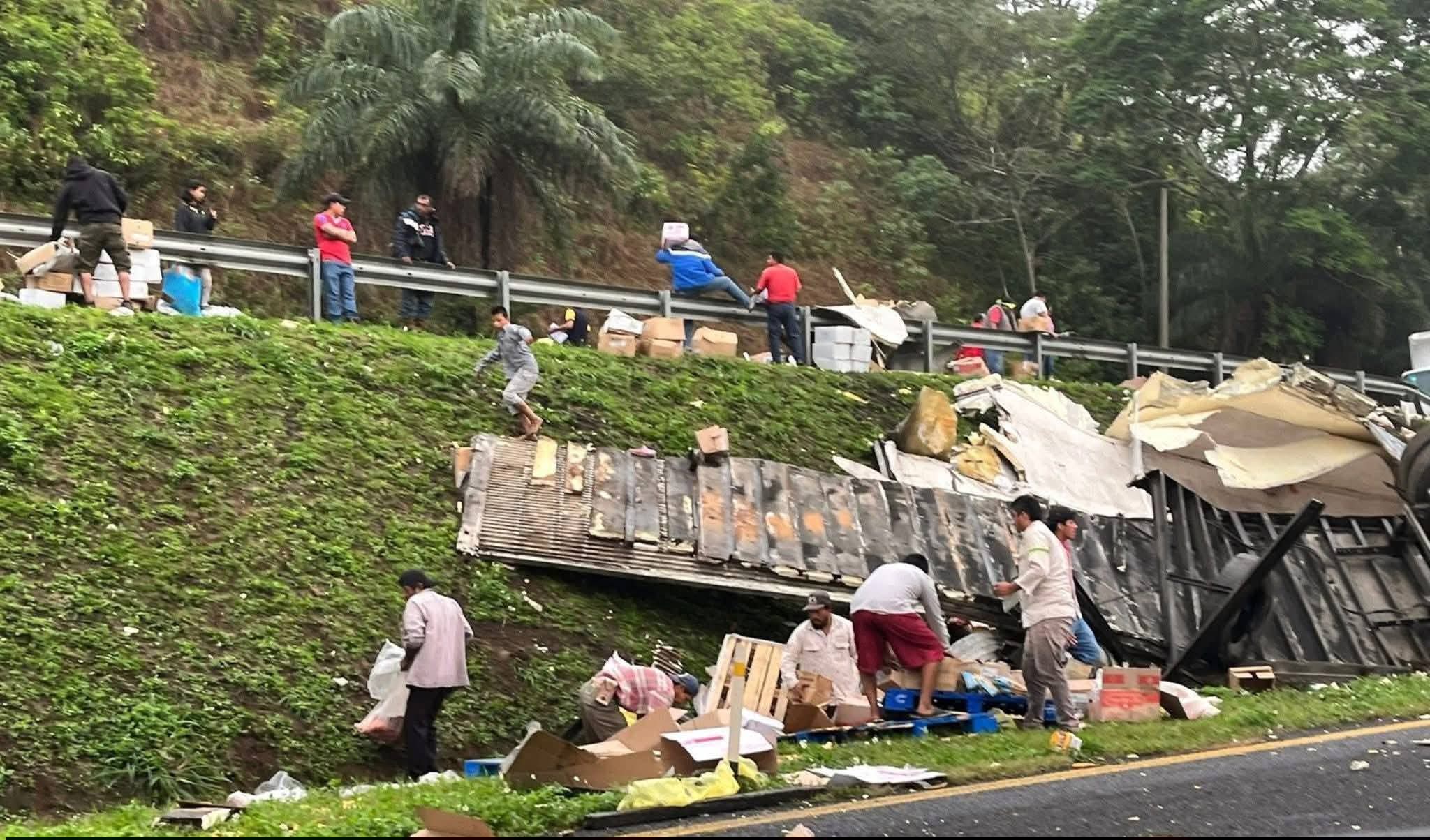 Volcadura de tráiler con alimentos provoca rapiña y cierre parcial en la Coatzacoalcos–Villahermosa