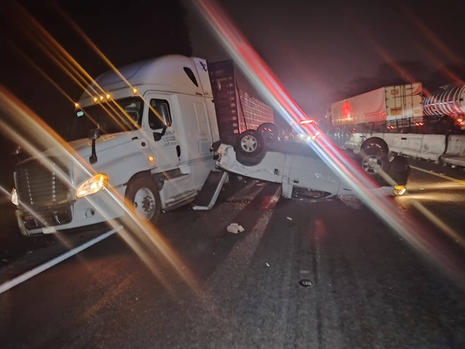 Efecto dominó en la Puebla–Orizaba: volcadura desencadena choque múltiple y caos vial nocturno