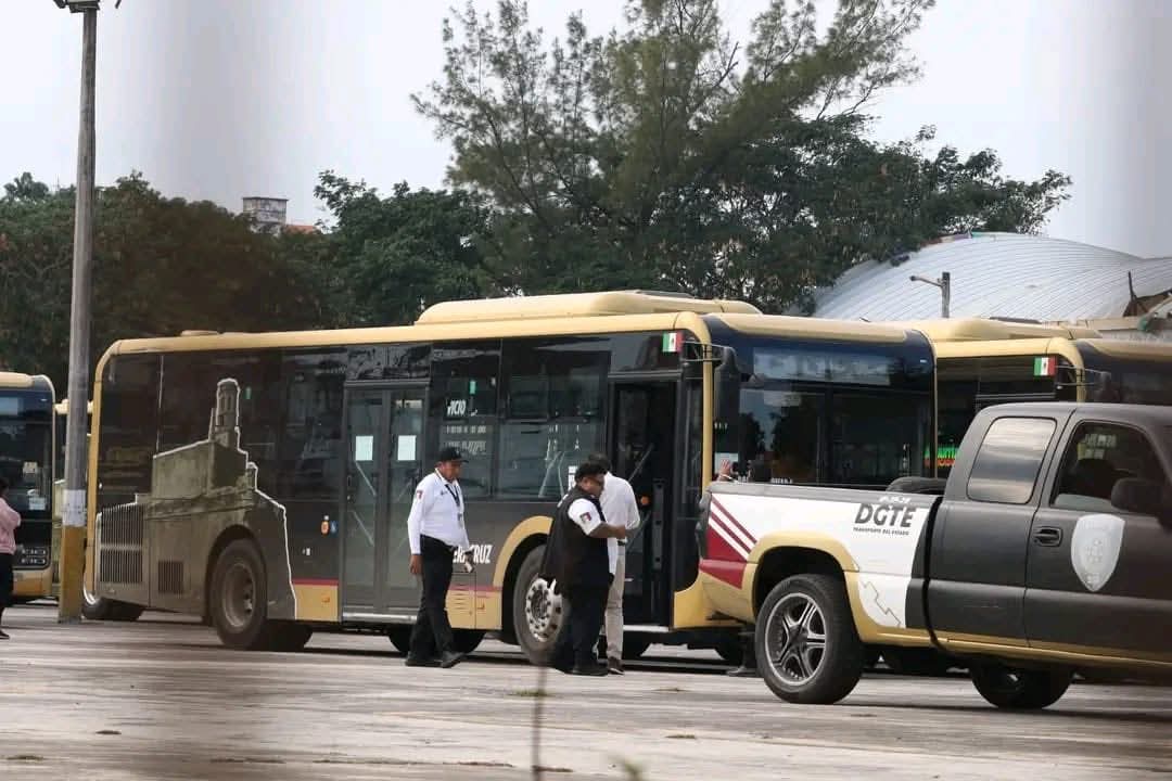 TRANSPORTE PÚBLICO BAJO SOSPECHA: RETIRAN CAMIONES QUE SÍ CUMPLÍAN Y CASTIGAN A USUARIOS EN VERACRUZ