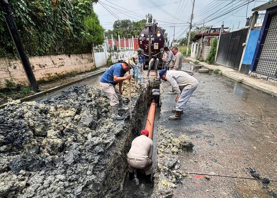 Gobierno de Poza Rica atiende ruptura de drenaje en la colonia La Ceiba