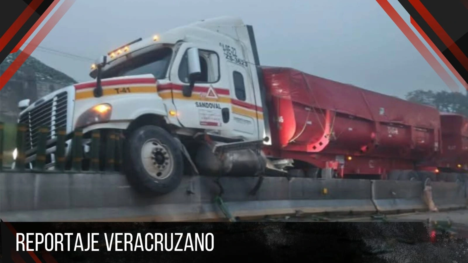 Tráiler de doble remolque choca y bloquea carriles en la autopista Veracruz–México