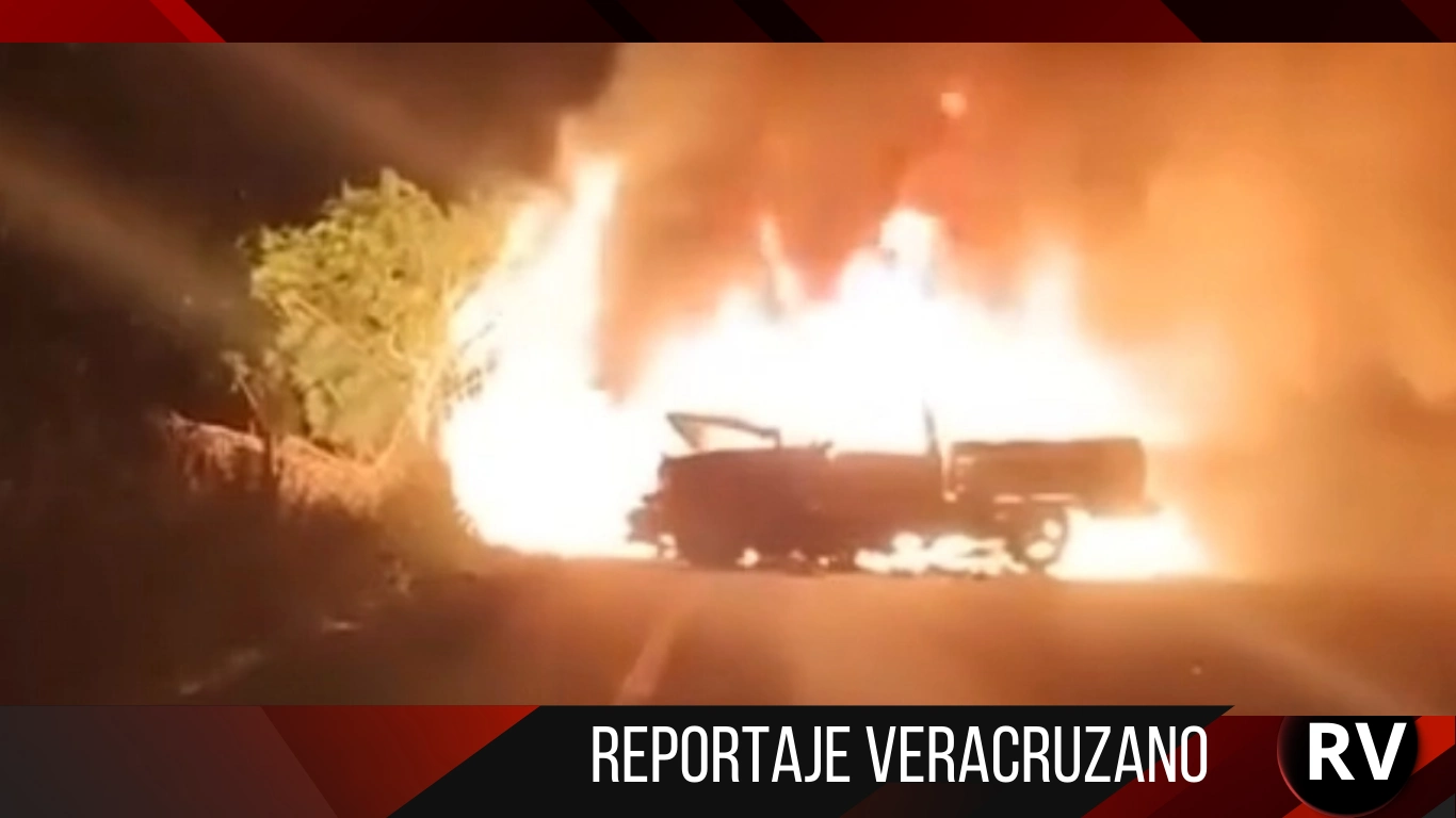 Camioneta termina reducida en cenizas en Omealca