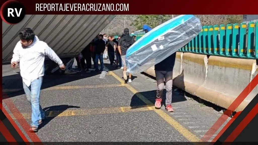 Tráiler se incendia y provoca rapiña en la autopista Orizaba–Puebla