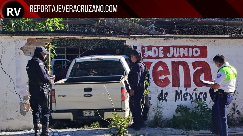Camioneta se incrusta en vivienda de exalcalde de Nogales; dos lesionados y daños materiales