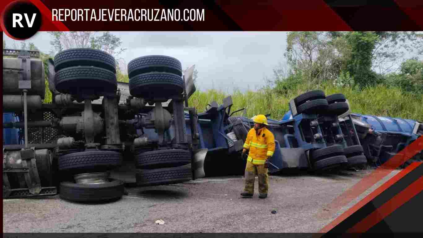 Pipa se va de lado y riega diésel en la Costera del Golfo